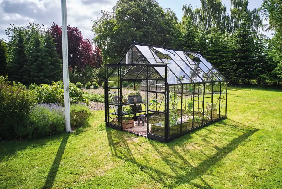ICON 8 · 9.7 m² (8' x 12') Sort m/3 mm Glas